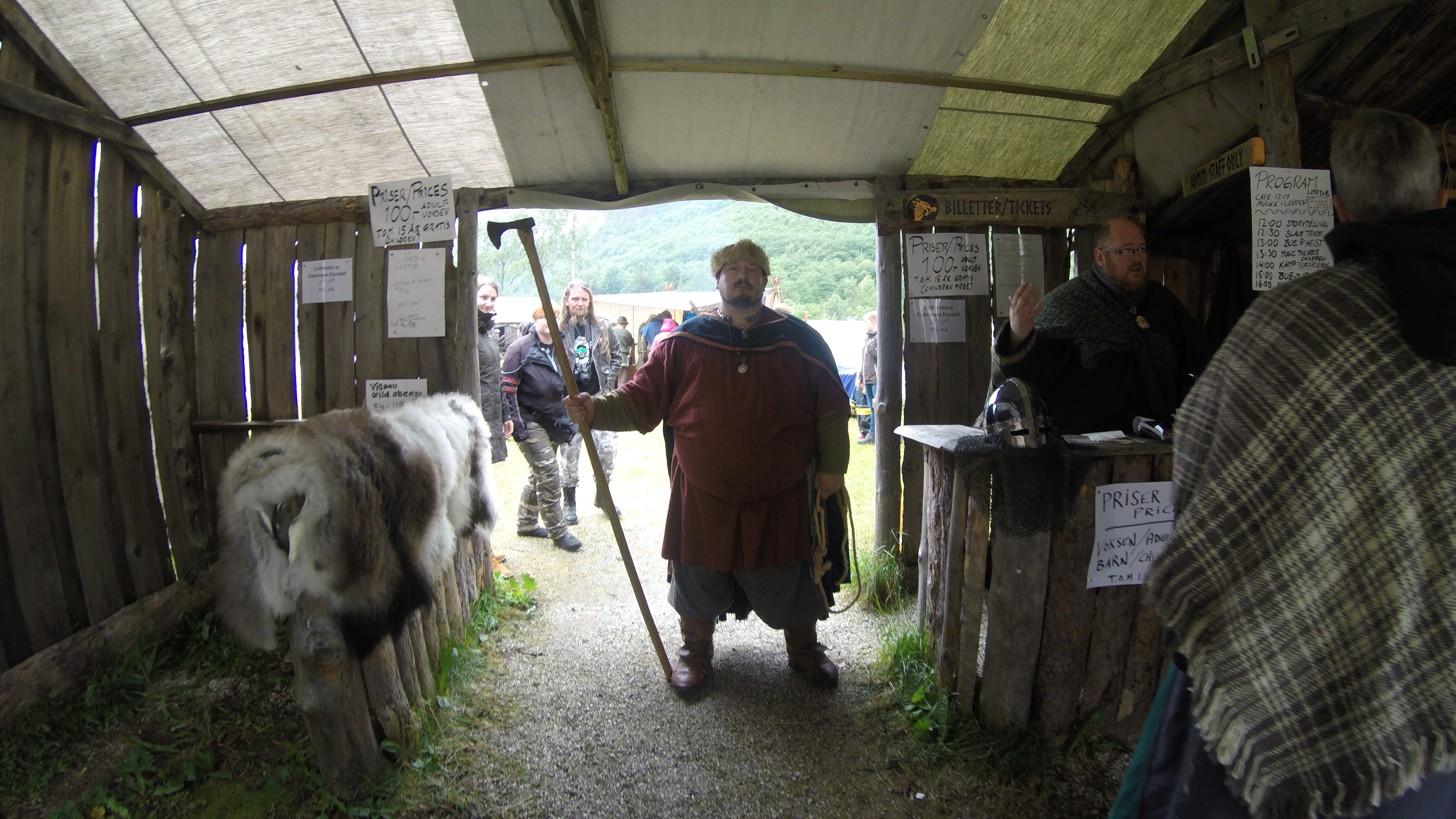 Philippe garde l'entrée du village viking de Gudvangen