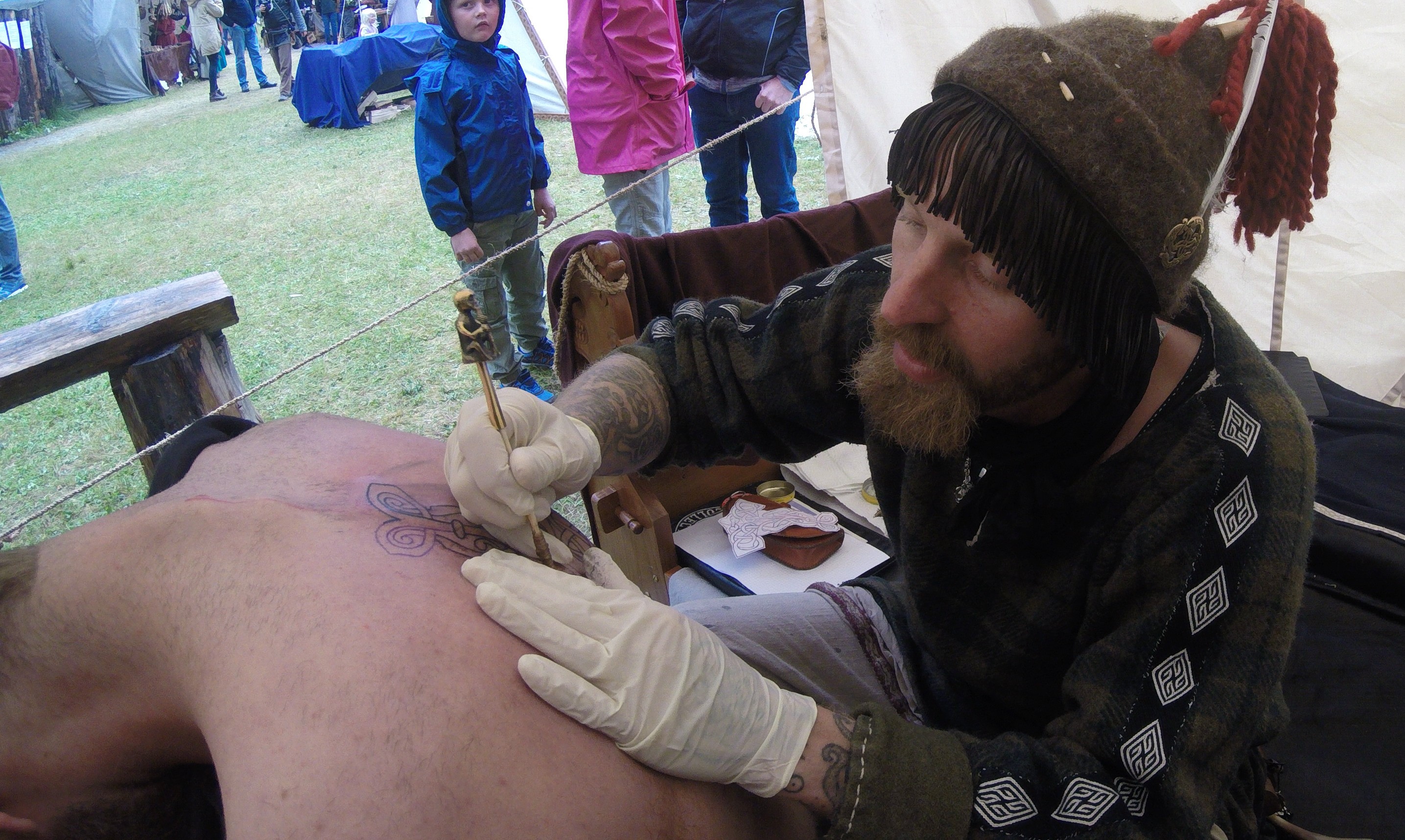 Kai-Uwe pratique l'art du tatouage avec parfois des rituels précis