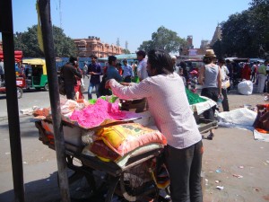 On se prépare pour Holi